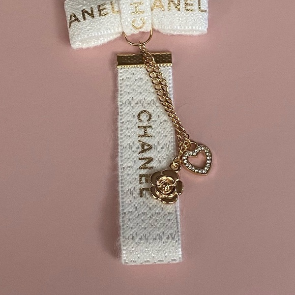 CHANEL Ribbon Bag Clip - Picture 3 of 3